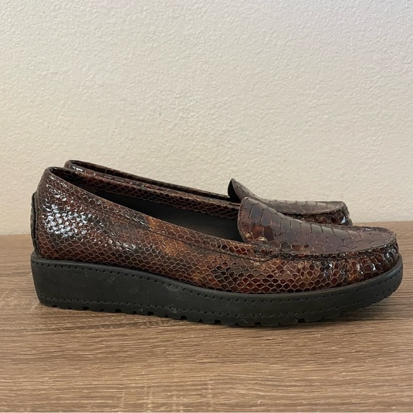 Stuart Weitzman Vintage Embossed Snakeskin Platform Loafers, Size 6.5N - Picture 1 of 8